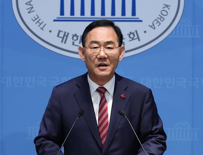 지방선거 국민의힘 대구시장 후보 경선 공천에서 컷오프된 주호영 의원이 26일 오후 국회 소통관에서 국민의힘 공천관리위원회의 결정에 반발하는 기자회견을 하고 있다. 주 의원은 법원에 공천배제결정 효력정지 가처분 신청을 했다. ⓒ뉴시스