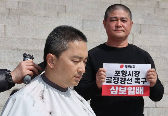 지방선거 국민의힘 포항시장 예비공천에서 컷오프 탈락한 김병욱 전 의원이 지난 23일 오전 서울 여의도 국회 본청 앞 계단에서 공정경선을 촉구하며 삭발을 하고 있다. ⓒ뉴시스