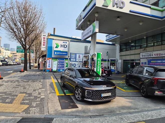 비교적 가격이 저렴한 서울 영등포역 인근 한 주유소에는 기름을 넣기 위해 찾아온 차량들로 가득했다.ⓒ데일리안 허찬영 기자