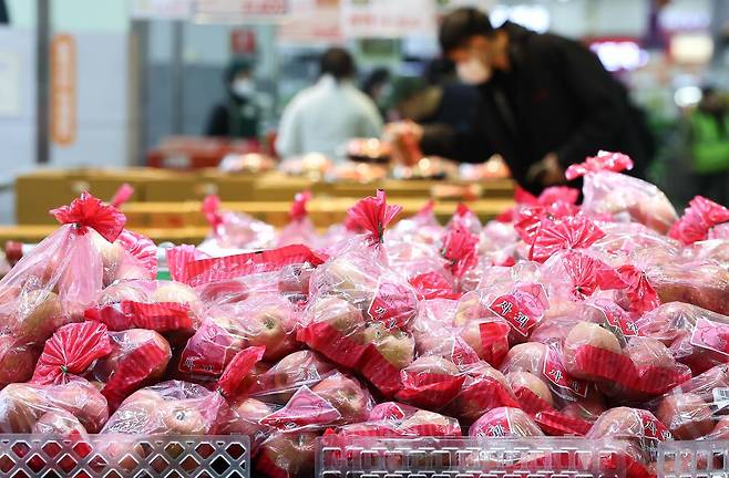서울 시내 한 대형마트에서 시민들이 사과 등 과일을 살펴보고 있다. 뉴스1