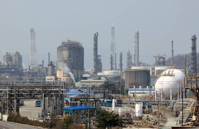 정부는 중동사태로 수급 차질이 생기고 있는 석유화학 산업 핵심 원료 나프타에 대해 수출 제한 조치를 검토하고 있다. 전남 여수 국가산업단지 모습. [연합뉴스]