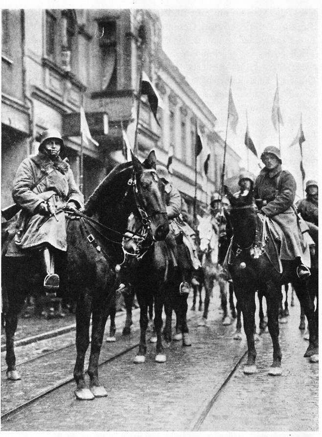 ‘남성 판타지’는 1920년대 독일에서 활동했던 자유군단 분석을 통해 파시즘의 기원을 추적한다. 사진은 자유군단의 기병대대 ‘번개부대’의 모습으로 이들은 ‘자유군단 살육부대’라고 불리기도 했다. 글항아리 제공