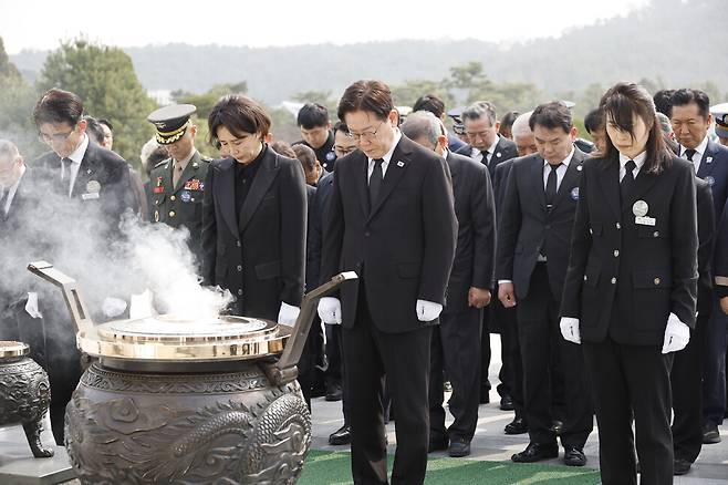이재명 대통령과 김혜경 여사가 27일 국립대전현충원에서 열린 제11회 서해수호의 날 기념식에서 현충탑을 참배하고 있다. 청와대사진기자단