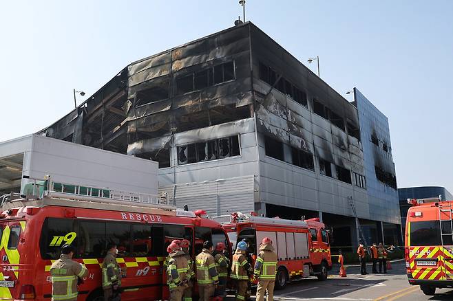 2026년 3월23일 오전 안전공업의 화재 합동 감식에 나선 관계자들이 화재로 그을린 건물 안팎에서 현장을 살펴보고 있다. 한겨레 류우종 선임기자 wjryu@hani.co.kr