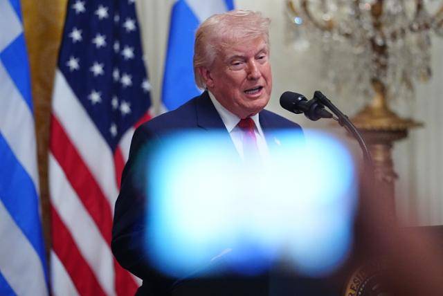 도널드 트럼프 미국 대통령이 26일 미 워싱턴 백악관 이스트룸에서 열린 그리스 독립 기념일 축하 리셉션에 참석해 연설하고 있다. 워싱턴=AP 연합뉴스