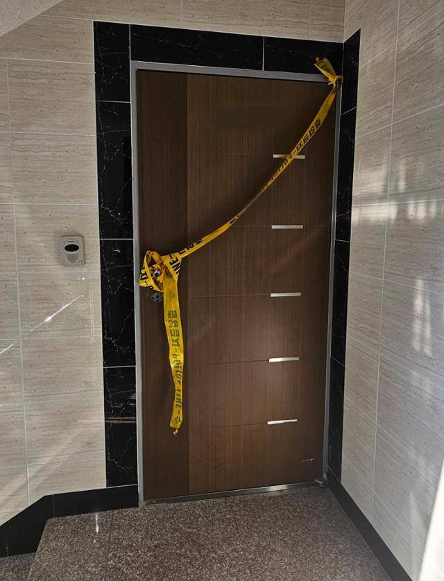 네 명의 어린 자녀와 목숨을 끊은 30대 남성이 살던 울산 울주군의 한 빌라 현관에 18일 폴리스라인이 쳐져 있다. 박은경 기자