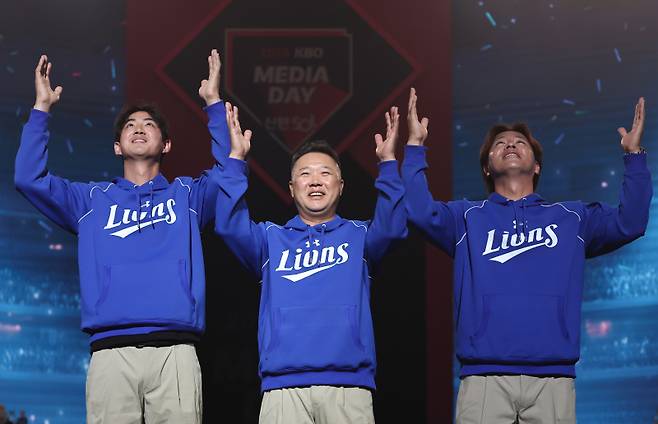 <yonhap photo-4410="">26일 서울 롯데호텔 월드에서 열린 2026 신한 SOL KBO 리그 미디어데이에서 삼성라이온즈 박진만 감독과 구자욱, 강민호가 세리머니를 하고 있다. 2026.3.26 [연합뉴스]</yonhap>