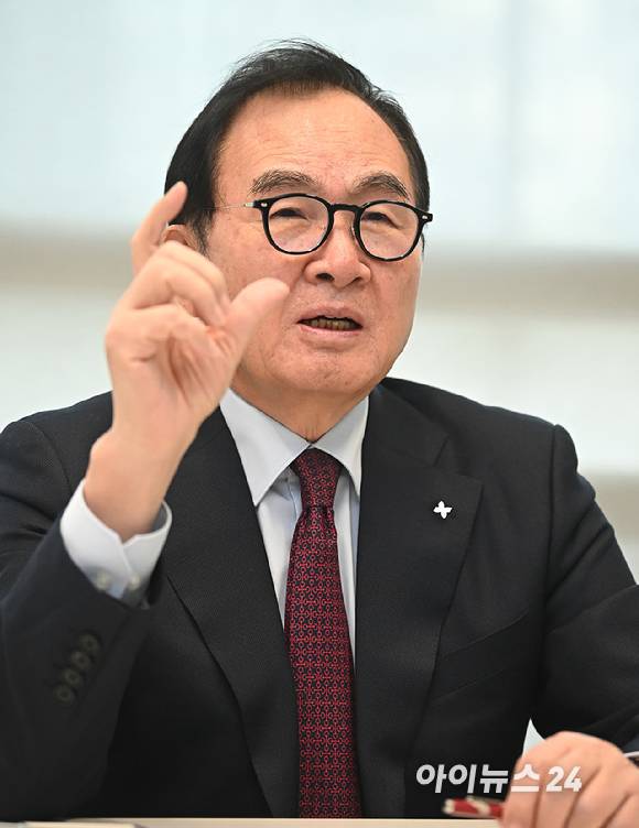 윤은기 서울과학종합대학원대학교 석좌교수가 20일 서울 강남구에서 아이뉴스24와 인터뷰를 하고 있다. [사진=곽영래 기자]