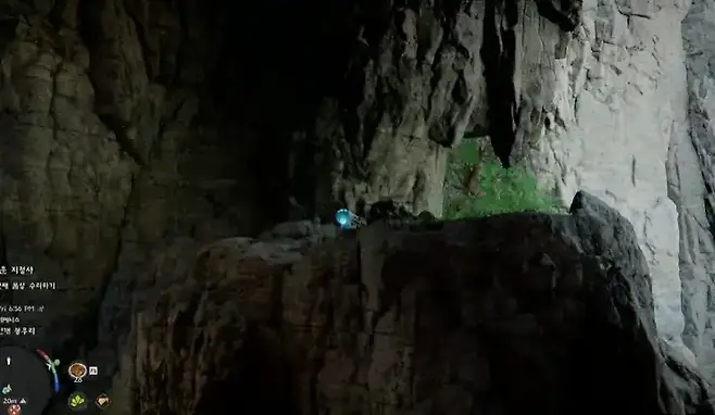 ▲ 세 번째 불상 팔 하나는 건너편에 있다