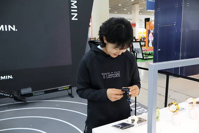 서하얀 선수가 가민 부스를 둘러보고 있다 / 출처=IT동아