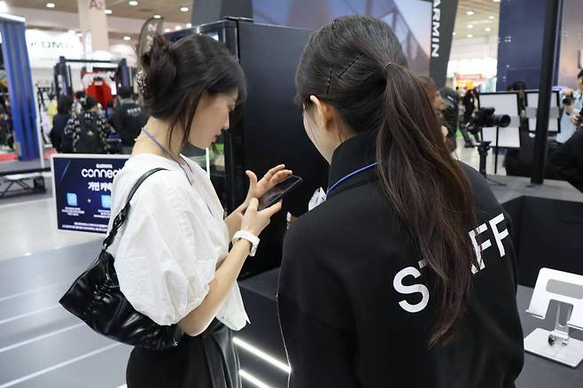 가민 커넥트 플러스 존을 체험 중인 박혜정 강사 / 출처=IT동아