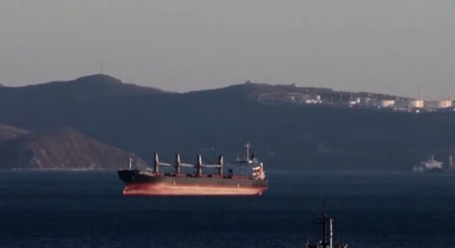 호르무스 해협을 지나는 유조선. (SBS 캡처)