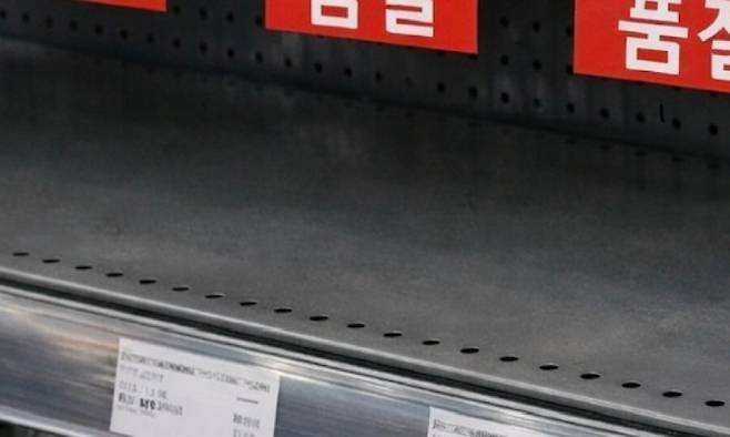 비어 있는 종량제 봉투 매대.