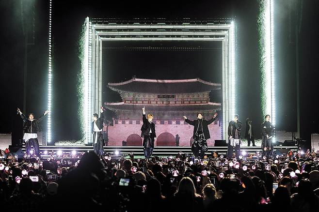 지난 21일 서울 광화문광장에서 열린 ‘BTS 컴백 라이브: 아리랑’ 공연. 사각형 구조물을 통해 광화문이 보이도록 한 무대는 K컬처 특유의 시공간을 넘나드는 포털의 상징으로 볼 수 있다. 동시에, 글로벌 생중계를 독점한 ‘넷플릭스’ 로고와도 상통한다. [사진 빅히트]