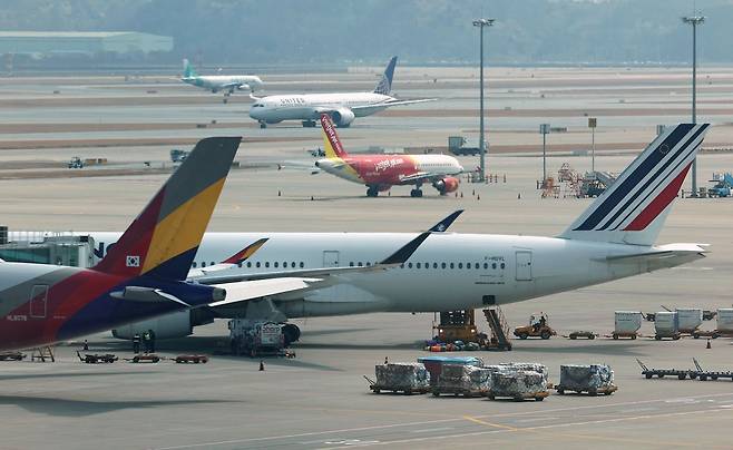 중동 사태로 국제유가와 환율이 오르면서 국내 주요 항공사들이 4월 발권하는 항공권에 붙는 유류할증료를 최대 3배 이상 올릴 방침이다. 이에 따라 여행객들의 항공권 구입시 부담이 커질 것으로 보인다. 사진은 22일 인천국제공항 계류장의 모습. 뉴스1