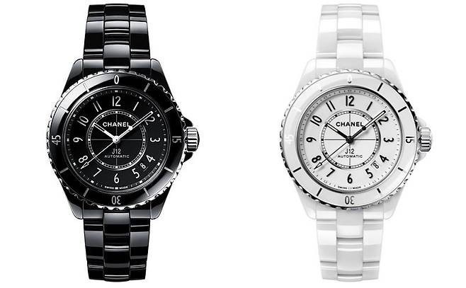 블랙 또는 화이트 컬러 하이테크 세라믹으로 완성한 'J12 칼리버 12.1, 38MM' 워치. 성별에 구애받지 않는 디자인으로 오랜 시간 사랑받는 제품이다. 2019년부터 샤넬이 직접 제작한 셀프 와인딩 무브먼트를 탑재했다. 200m 방수 성능을 갖춰 다양한 여가활동에도 잘 어울린다. 사진 샤넬 워치