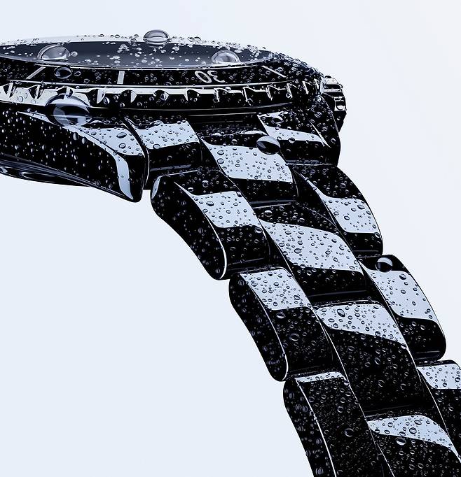 물을 사용해 J12 시계 특유의 부드러움과 강인함을 표현한 캠페인 이미지 사진의 일부. 사진 샤넬 워치