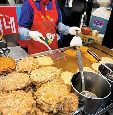 고소하게 부쳐낸 빈대떡은 세대를 이어주는 음식이다. 사진은 광장시장의 순희네 빈대떡. [사진 정연주]