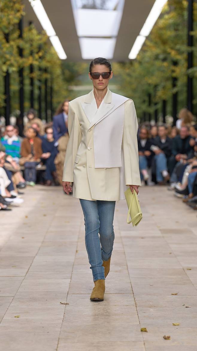 테일러링이 잘 된 구조적 실루엣의 재킷에 스키니 진을 함께 입혀 긴장감과 경쾌함의 조화를 보여줬다. 사진 셀린느