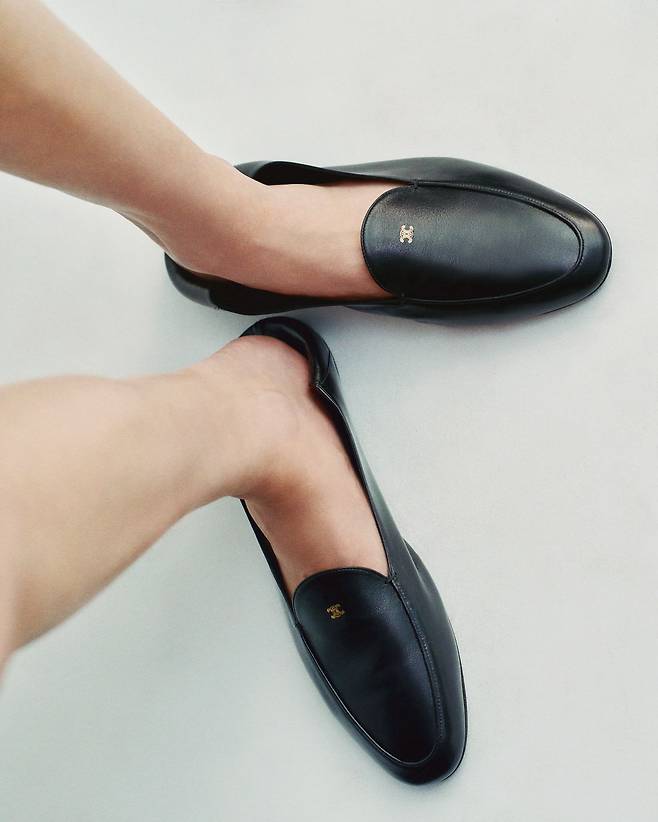 언제 어디서나 쉽고 편하게 신을 수 있는 셀린느의 로퍼. 사진 셀린느