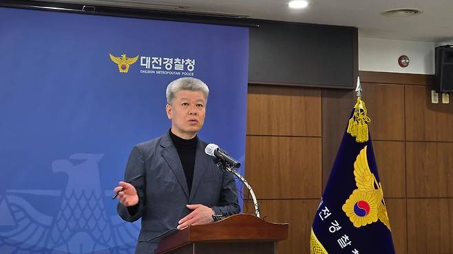 조대현 대전경찰청 강력범죄수사대장이 26일 안전공업 화재 사고와 관련해 경찰 수사 진행상황을 설명하고 있다. 신진호 기자