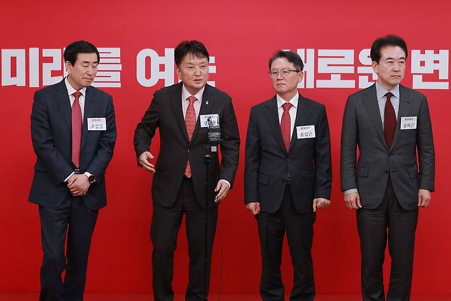 11일 서울 영등포구 여의도 국민의힘 중앙당사에서 열린 광역단체장 후보 면접을 마치고 취재진 질문에 답하는 당시 충북지사 경선 예비후보들..왼쪽부터 조길형 전 충주시장, 김영환 충북지사, 윤갑근 변호사, 윤희근 전 경찰청장. 연합뉴스