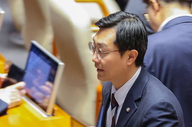 장경태 무소속 의원이 지난 22일 국회에서 열린 본회의에 참석한 모습. 연합뉴스