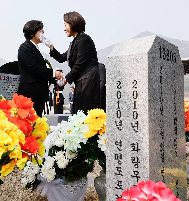 김혜경 여사가 27일 오전 대전 유성구 국립대전현충원에서 열린 제11회 서해수호의 날 기념식에 앞서 제2연평해전 및 연평도 포격전 전사자 묘역을 방문해 눈물을 흘리고 있는 유가족의 눈물을 닦아주고 있다.