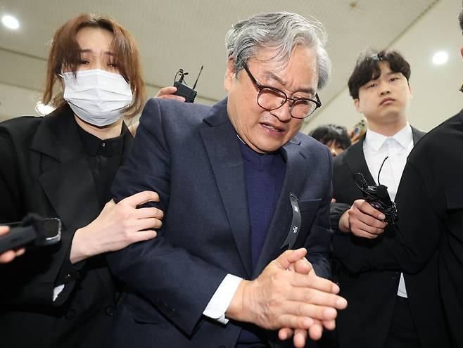 화재로 74명의 사상자가 발생한 안전공업 손주환 대표가 26일 대전시청에 마련된 희생자 합동분향소에서 유족들에게 사과하고 있다. 뉴스1