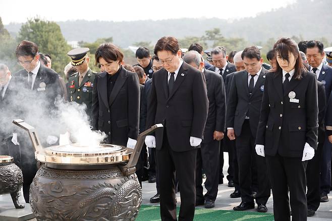 이재명 대통령과 김혜경 여사가 27일 국립대전현충원에서 열린 제11회 서해수호의 날 기념식에서 현충탑을 참배하고 있다.
