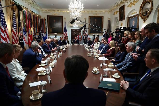 26일(현지시간) 미국 워싱턴 DC 백악관에서 도널드 트럼프 대통령 주재하에 각료 회의가 진행되고 있다. 로이터=연합뉴스