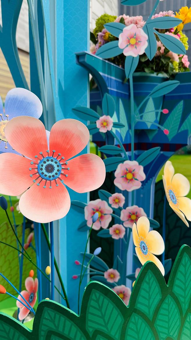 섬세한 디테일과 선명한 색감이 돋보이는 샬롯 가스토의 플라워 작품. 윤경희 기자