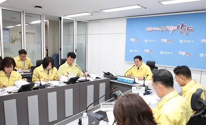 최대호 안양시장이 시청 재난안전상황실에서 중동사태 비상경제점검회의를 진행하고 있다. 안양시 제공.