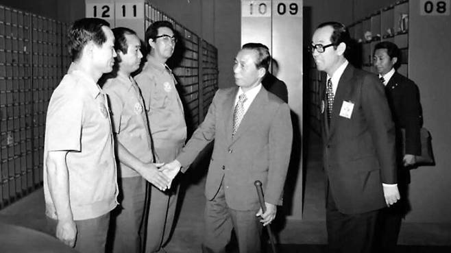 1978년 9월 21일 금성정밀공업(현 LIG넥스원) 금오공장 자재창고를 방문한 박정희 전 대통령. 사진=LIG넥스원