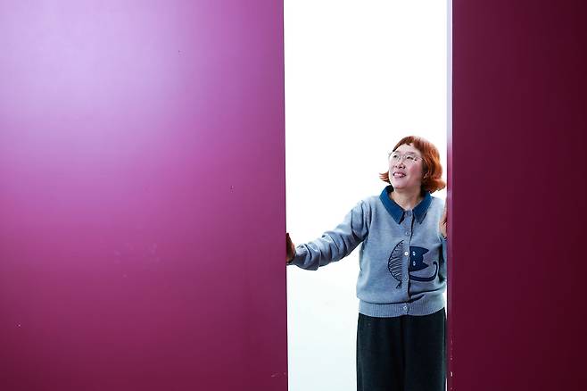 Author Lee Geum-yi poses for a photo during an interview with JoongAng Ilbo in Mapo District, western Seoul, on March 18. [KWEN HYEK-JAE]
