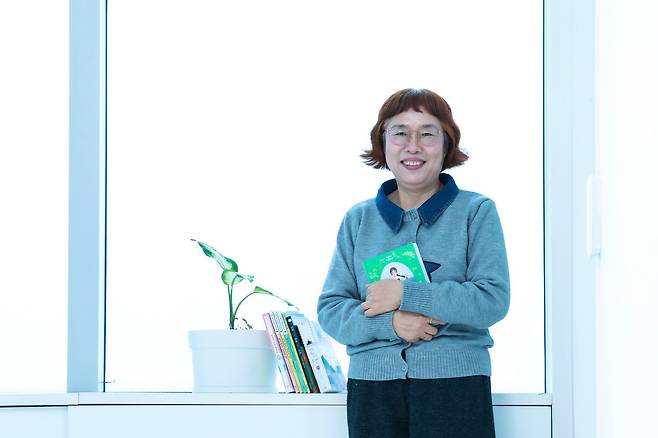 Author Lee Geum-yi poses for a photo during an interview with JoongAng Ilbo in Mapo District, western Seoul, on March 18. [KWEN HYEK-JAE]
