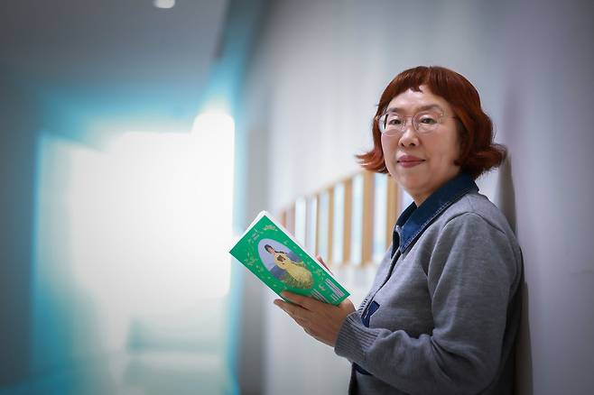 Author Lee Geum-yi poses for a photo during an interview with JoongAng Ilbo in Mapo District, western Seoul, on March 18. [KWEN HYEK-JAE]