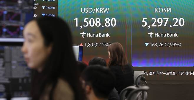 A screen in Hana Bank's trading room in central Seoul shows the Kospi trading on March 27. [YONHAP]