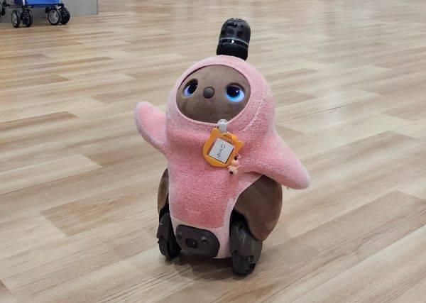 류센 지역포괄지원센터 1층 로비를 돌아다니는 돌봄 로봇. 이 로봇들은 센터를 찾는 주민의 얼굴을 인식해 기억하는 역할을 한다.