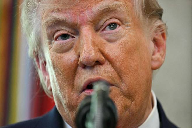 24일 미국 워싱턴 DC 백악관 오벌오피스에서 도널드 트럼프 대통령이 마크웨인 멀린 신임 국토안보부 장관의 취임 선서식에 앞서 연설하고 있다.AFP연합뉴스