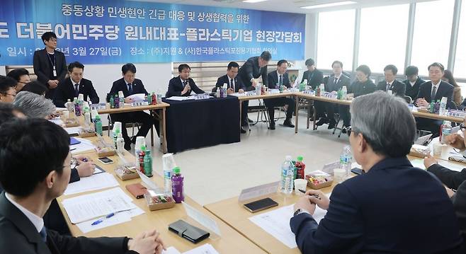 더불어민주당 한병도 원내대표가 27일 경기도 광주시 한 플라스틱 제품 제조기업에서 열린 중동상황 민생현안 긴급 대응 및 상생협력을 위한 현장간담회에서 발언하고 있다. 연합뉴스