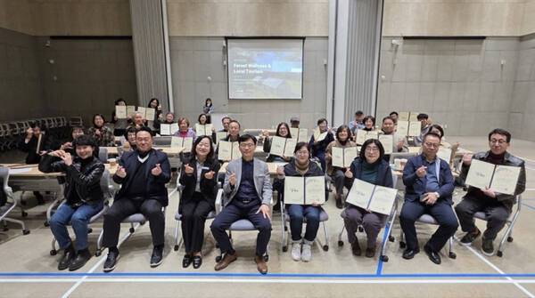 파주시 ‘지속가능관광 전문가 양성 교육 기본교육을 수료한 수강생들이 기념촬영을 하고 있다. 파주시제공