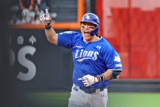 홈런 쳐낸 강민호. 사진[연합뉴스]