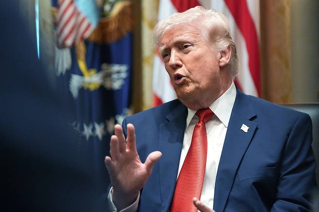 도널드 트럼프 미국 대통령이 26일(현지시간) 백악관에서 진행된 내각회의에서 발언하고 있다. [AP 연합]