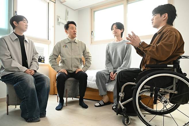 오세훈 서울시장이 27일 서해수호의 날을 맞아 위국헌신청년주택에서 부상제대군인들과 대화하고 있다. [사진출처=서울시]