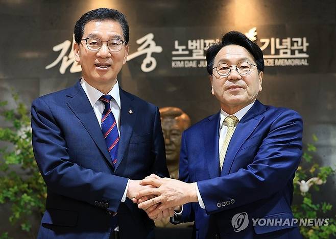 전남광주특별시장 경선에 나선 신정훈 후보(왼쪽)와 강기정 후보가 27일 전남 목포시 산정동 김대중 노벨평화상 기념관에서 회동하고 있다. [연합뉴스]