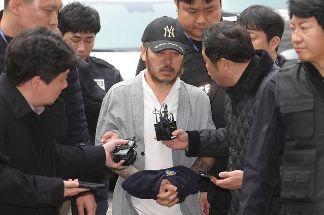 ‘마약왕’ 박왕열이 27일 오전 경기도 의정부시 가능동 의정부지방법원에서 구속 전 피의자 심문을 위해 법정으로 이동하고 있다.[연합뉴스]