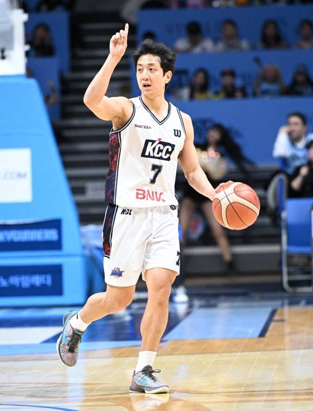 KCC는 앞으로 남은 5경기를 모두 경상도에서 치른다. 부산에서 3번, 대구와 창원에서 1번씩 경기를 소화해야 한다. 그렇기에 허훈은 선수단과 동행, 언제든지 복귀할 수 있도록 준비 중이다. 사진=KBL 제공