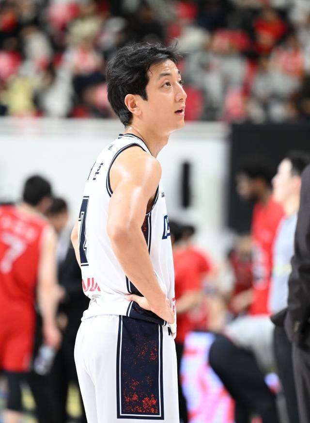 허훈의 KT전 복귀가 확정된 건 아니다. 코 수술 후 4일차가 된 지금, 아직 안정적이라고 보기 힘들다. 이상민 감독도 고민이 깊은 상황. KT전 엔트리 등록까지 시간이 남아 있어 마지막까지 고민할 것으로 보인다. KCC는 현재 13명의 선수가 부산에 내려왔다. 사진=KBL 제공