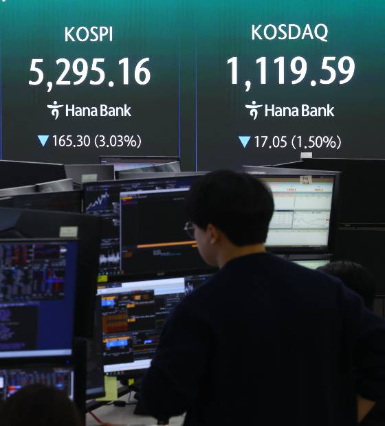 [서울=뉴시스] 황준선 기자 = 코스피가 전 거래일(5460.46)보다 159.85포인트(2.93%) 하락한 5300.61에 개장한 27일 오전 서울 중구 하나은행 딜링룸 전광판에 지수가 표시돼 있다. 코스닥 지수는 전 거래일(1136.64)보다 16.87포인트(1.48%) 내린 1119.77에 거래를 시작했다. 원·달러 환율은 전 거래일 주간거래 종가(1507.0원)보다 1.6원 오른 1508.6원에 출발했다. 2026.03.27. hwang@newsis.com /사진=황준선
